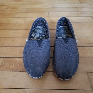 Size 9.5 textured grey Toms